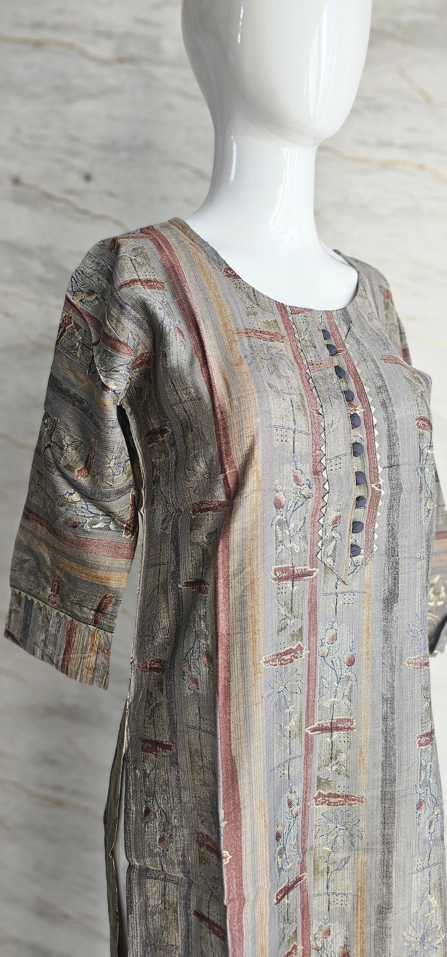 Elegant Muslin fabric kurti with foliage patterns allover